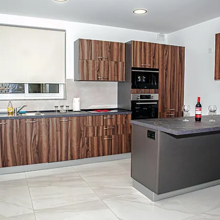 Qawra Two Bedroom New 아파트 *
